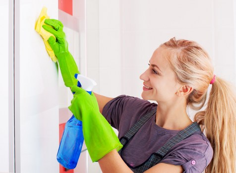 Local carpet cleaner preparing a Westkensington flat for deep cleaning